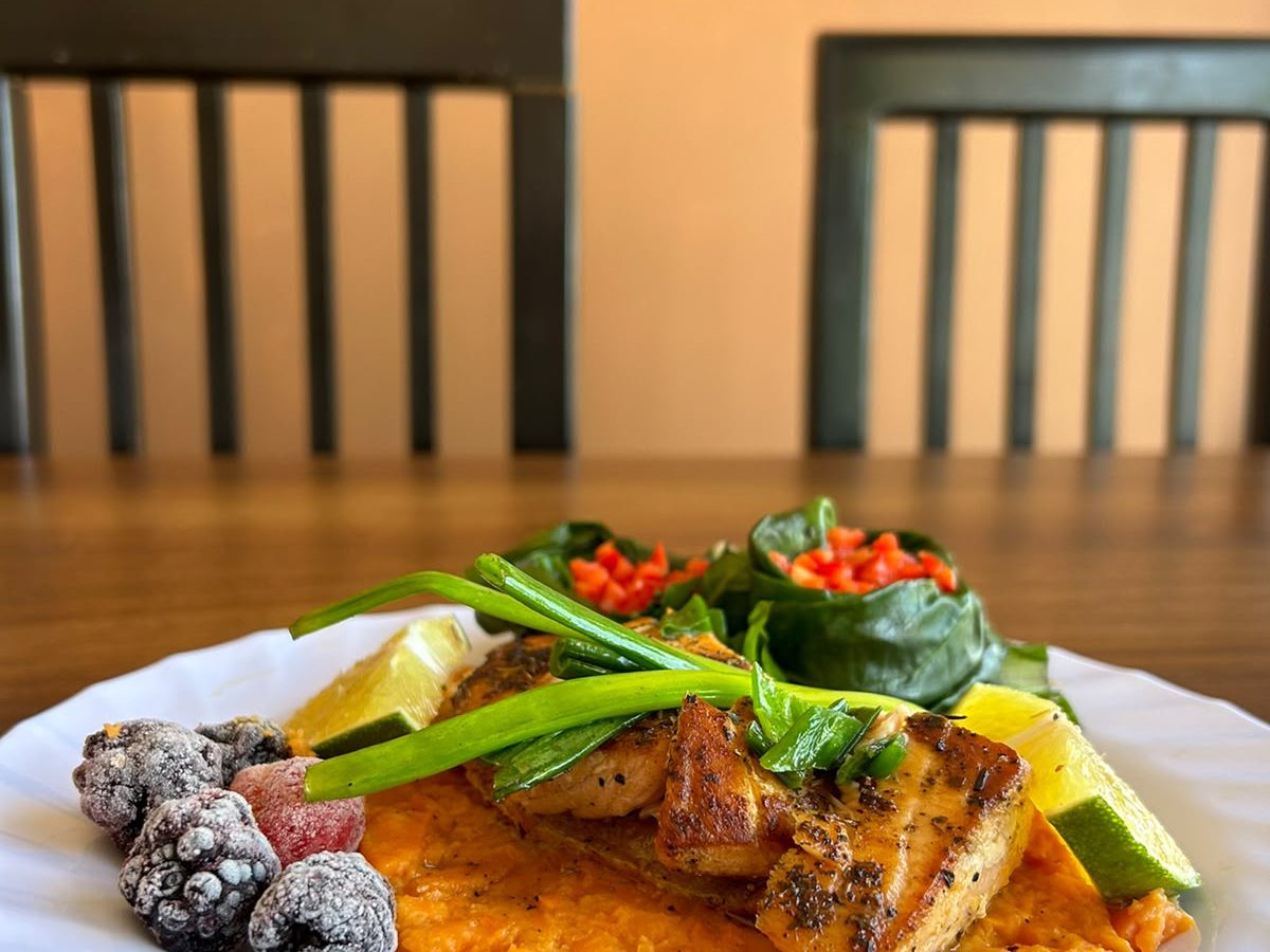 Pescado sobre puré de camote — LM Wellness Food